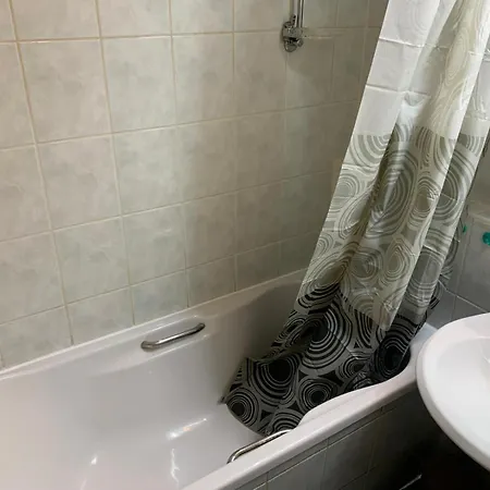 In Schwerin, Ferienwohnung, Moebliert F 4 Personen Appartamento *